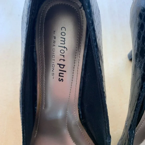 Elegant 2.5” heels - Picture 3 of 4